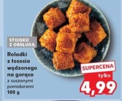 roladki z łososia wędzonego na gorąco z suszonymi pomidorami