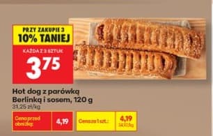 hot dog z parówką i sosem