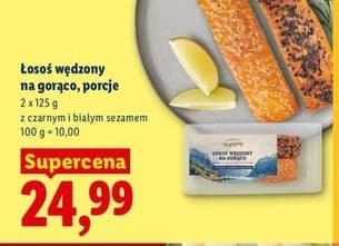 łosoś wędzony na gorąco, porcje z czarnym i białym sezamem