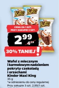 wafel z mlecznym i karmelowym nadzieniem pokryty czekoladą i orzechami