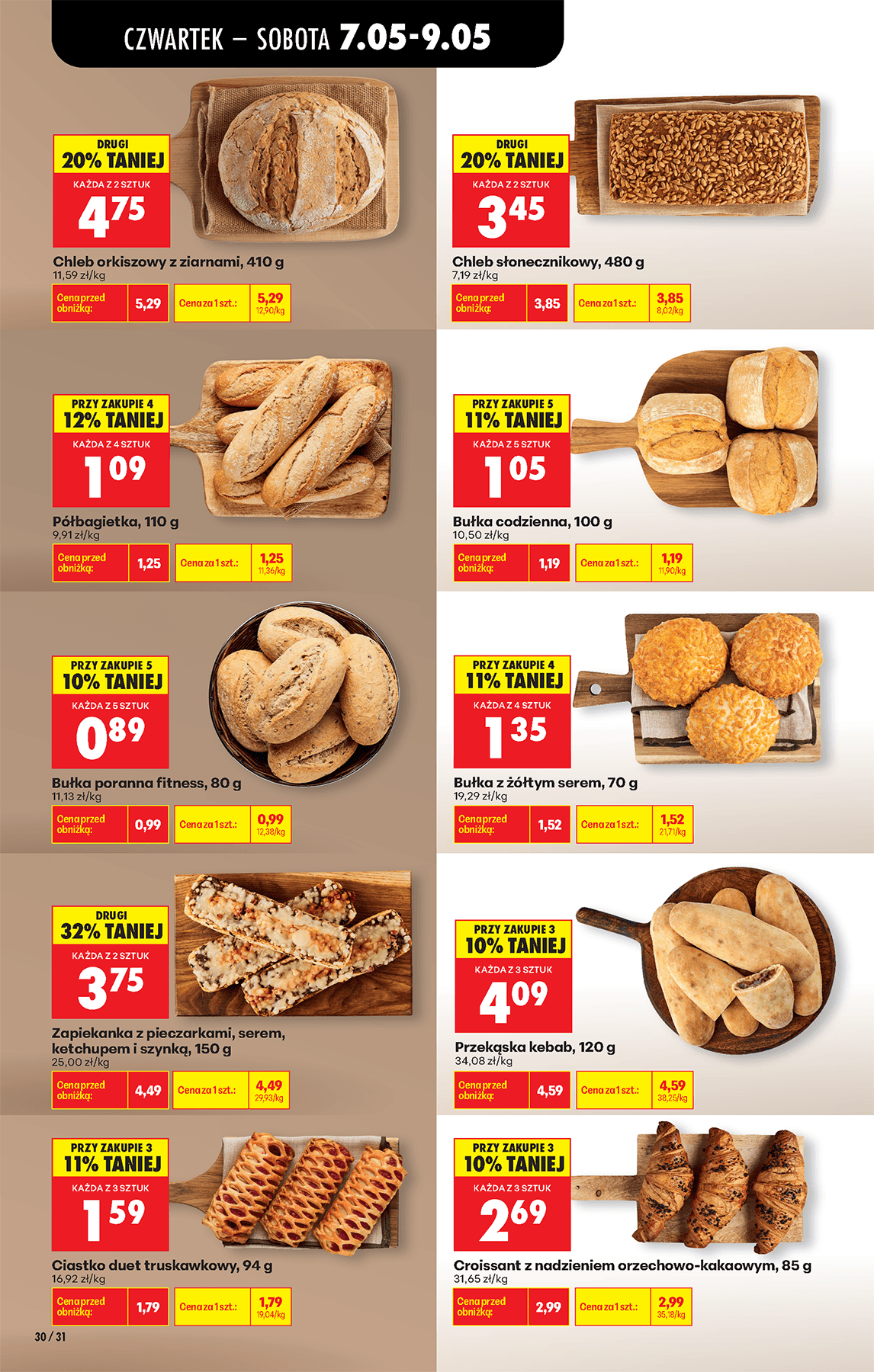 zapiekanka z pieczarkami, serem, ketchupem i szynką