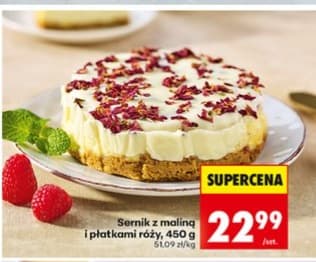 sernik z maliną i płatkami róży