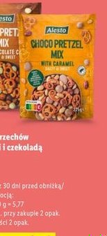mieszanka orzechów z precelkami i czekoladą