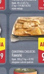 Faworki obsypane cukrem pudrem